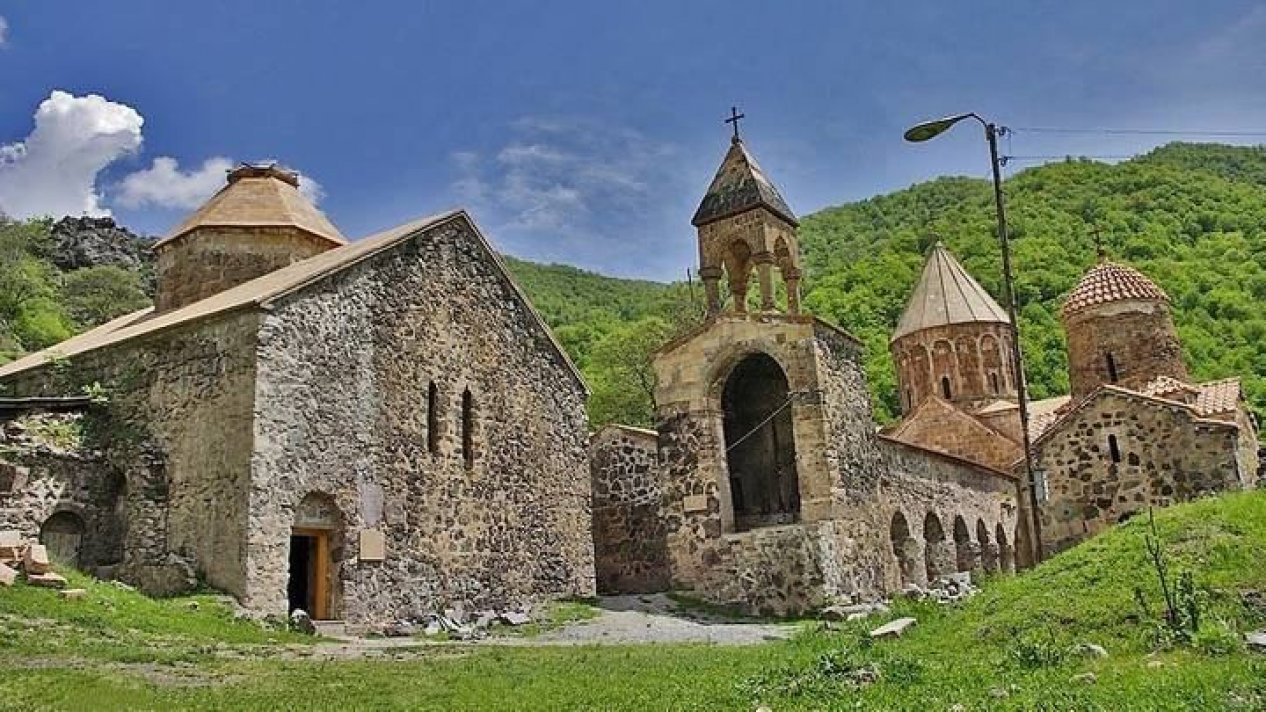 Erməni keşiş: Kəlbəcərdə Xudavəng monastırının ermənilər üçün bağlanması "erməniofobiya"nın təzahürü,  "erməni ziyarətgahları"na qəsddir