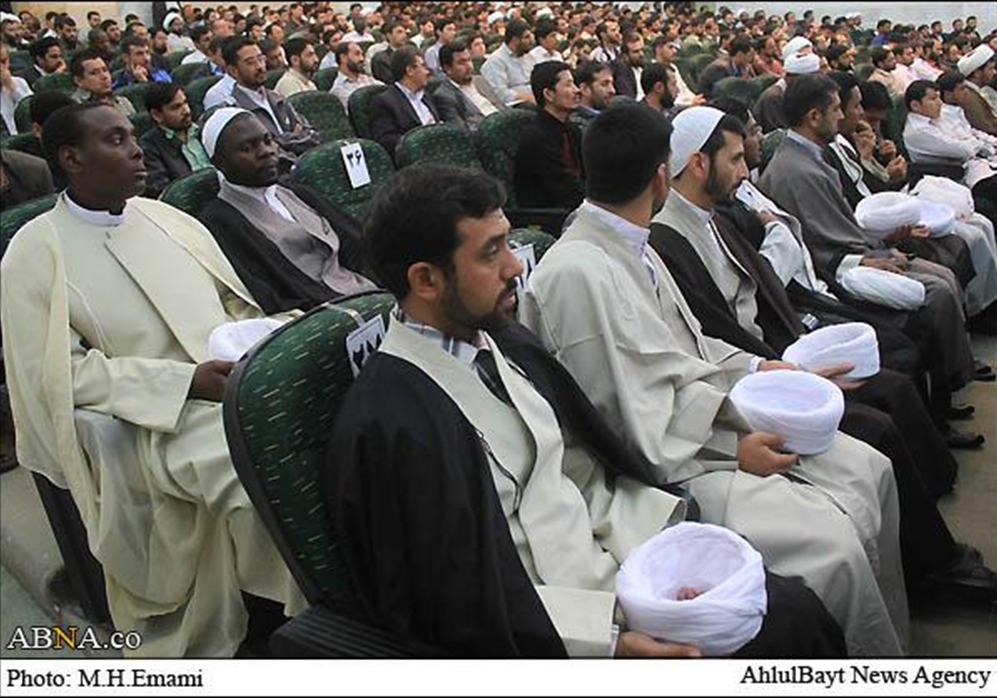 “Əl-Mustafa” məktəbinin məzunlarına türban verilib