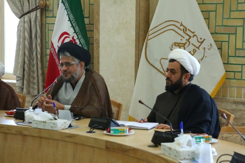 Venesueladakı Əl-Mustafa Universitetinin nümayəndəsi Seyid Mojtaba Hosseini Nejad (solda, qara türbanlı) Tehranda keçirilən “Latın Amerikası Brifinqi”ndə iştirak edir. 2023