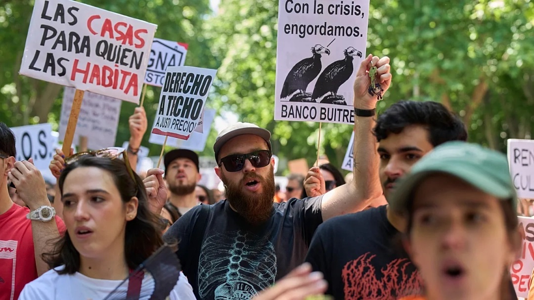 «Дома для тех, кто в них живет» — надпись на плакате на акции протеста против роста цен на недвижимость, Мадрид, Испания, 24 мая 2026 года  Ману Фернандес, AP