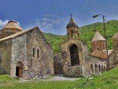 Армянский священник: закрытие монастыря Худавенг в Кельбаджаре для армян - проявление "армянофобии" и посягательство на "армянские святыни"