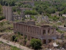 Laçında məskunlaşmış ermənilərin əşyalarını öz soydaşları yağmalayır