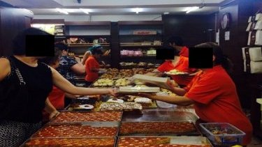 Müştərilərin “Ləzzət” şirniyyatlarına əlləri ilə “ləzzət” qatan antisanitariyası