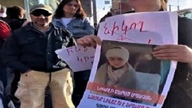 Фото «ребенка, раненного в Карабахе» во время акции против Пашиняна