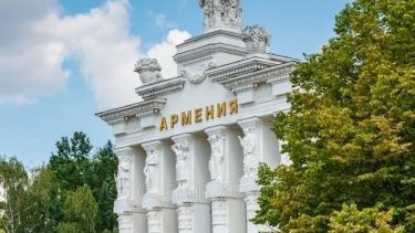 На ВДНХ саз, уд, тар представлены как армянские инструменты, храм Худавенг - как территория Армении
