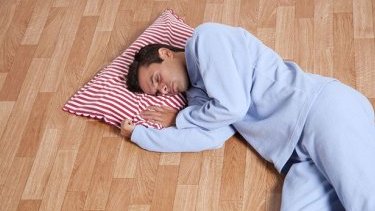 Is it true that sleeping on the floor is good for health?