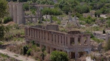 Laçında məskunlaşmış ermənilərin əşyalarını öz soydaşları yağmalayır